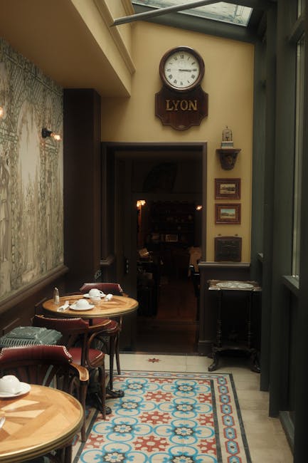 Gemütliches Interieur eines bouchon in Lyon bei warmem Licht