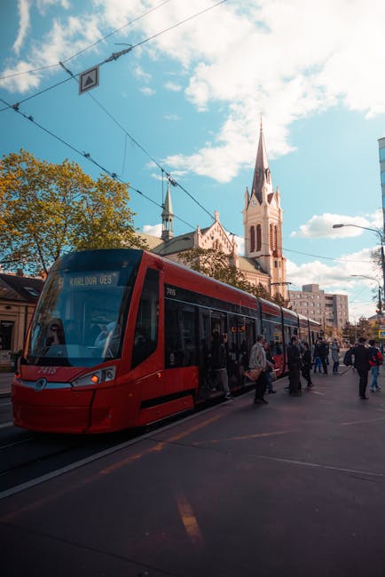 Tram auf der Straße der Presqu’île mittags