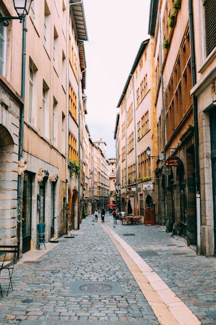 Enge Kopfsteinpflastergasse im Vieux Lyon bei goldenem Licht