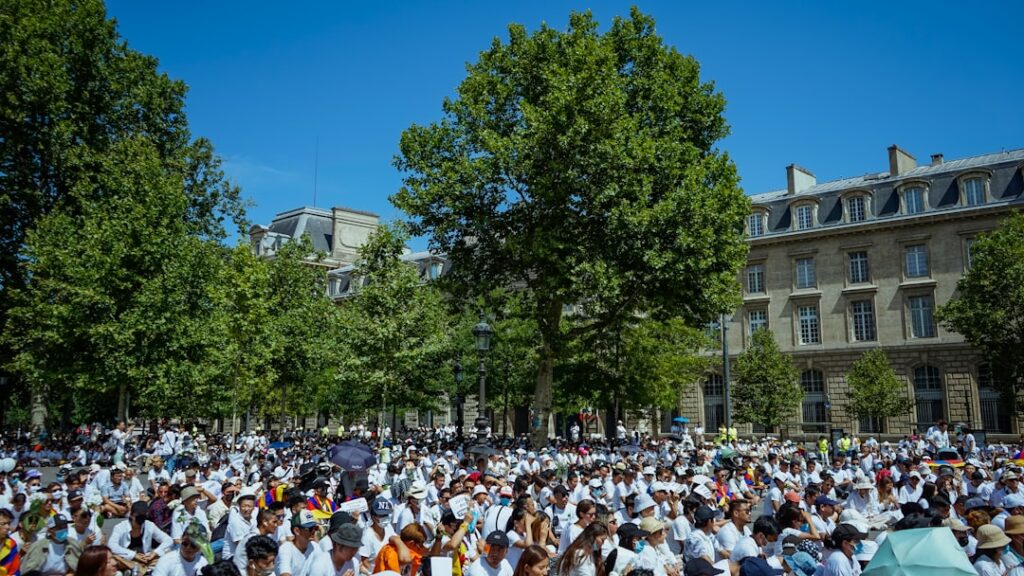 Hôtel de Ville square with daytime crowd