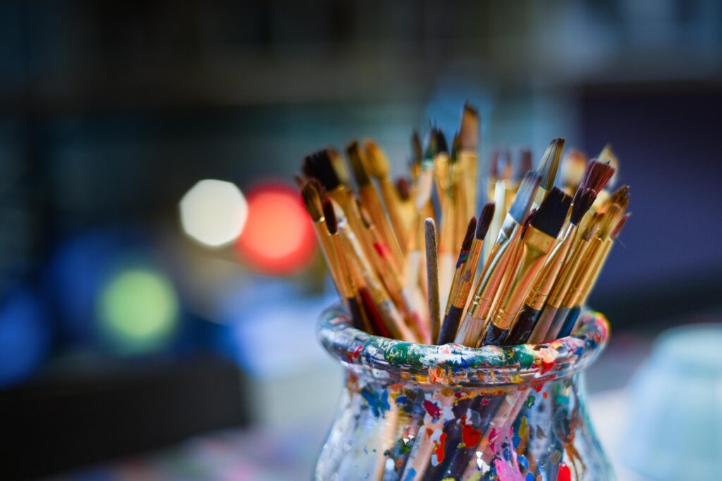 residenza d’artista: atelier aperto e visitatori nello studio di pittura contemporanea a Lione
