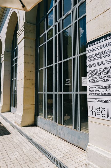 centro culturale locale: galleria con esposizione di artisti della comunità a Lione