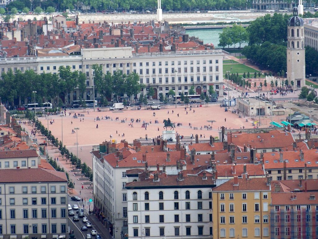 Vista diurna di Place Bellecour con statua
