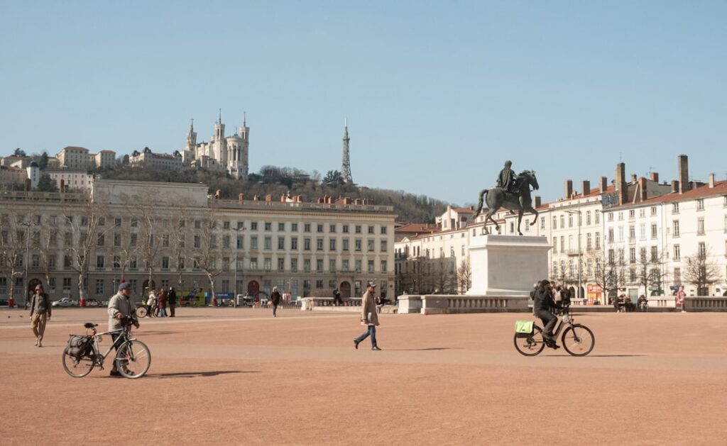 installazione d’arte pubblica in una piazza urbana di Lione: scultura moderna
