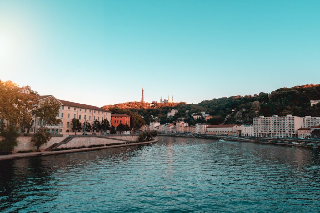 Saône riverbank in the early morning, ideal for a riverside walk