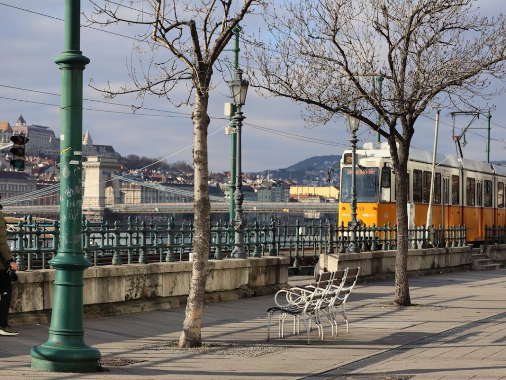 Tram moderno lungo il fiume a Lione