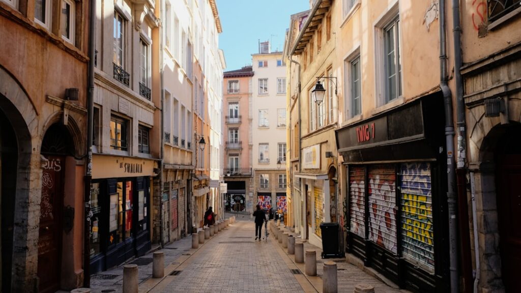 Vieux Lyon, vicolo lastricato con facciate medievali