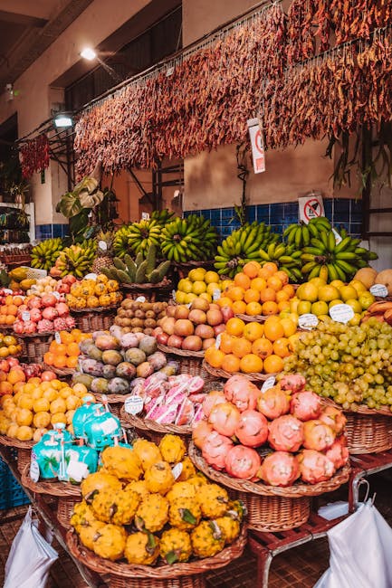 Kleurrijke kraam met verse groenten en fruit
