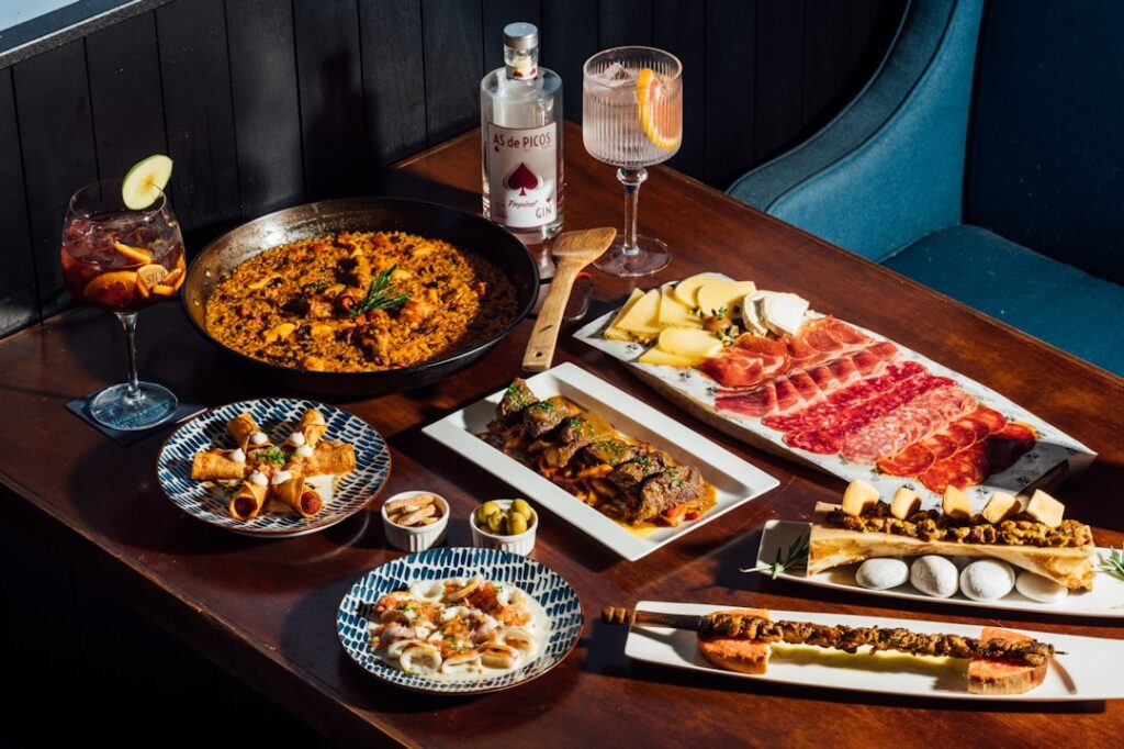 Gedeelde tapasbordjes in een drukke bar