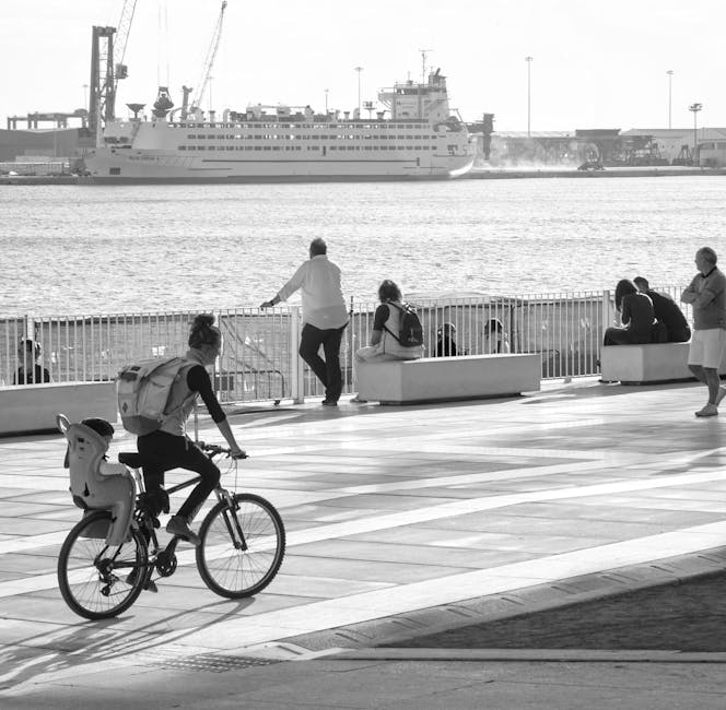 Promenada w Maladze: rowerzyści i biegacze o wieczornym świetle