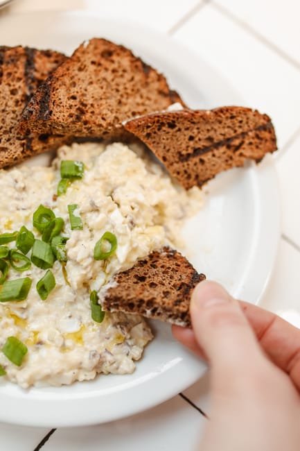 Cremiger Fisch-Eintopf Plokkfiskur serviert mit Roggenbrot in Reykjavík