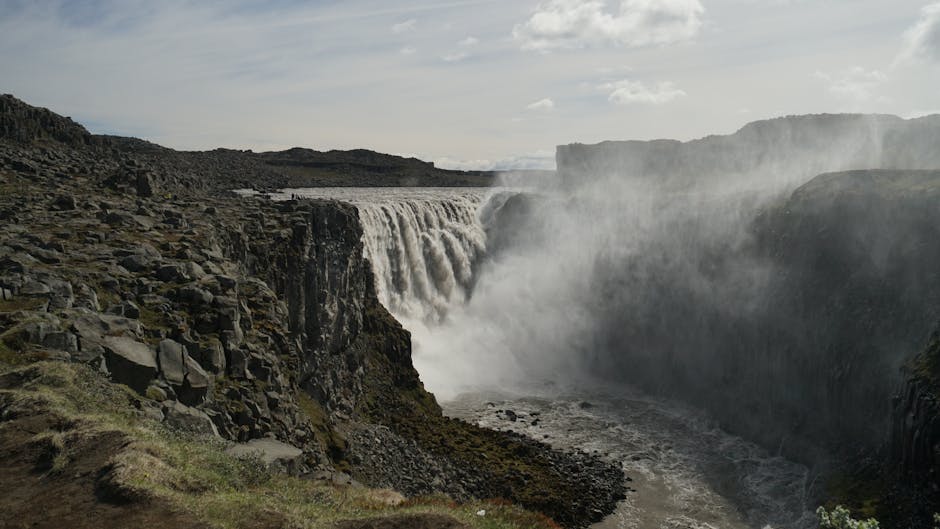 Dettifoss: potenza dell’acqua e nebbia in un canyon roccioso