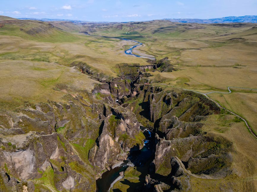 Canyon Fjaðrárgljúfur con fiume serpeggiante e cascata
