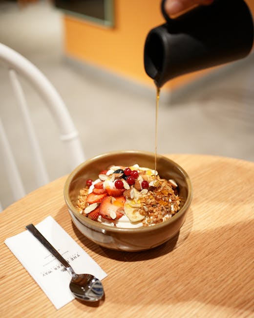 Frische Skyr-Schale mit isländischen Beeren und Honig im Café