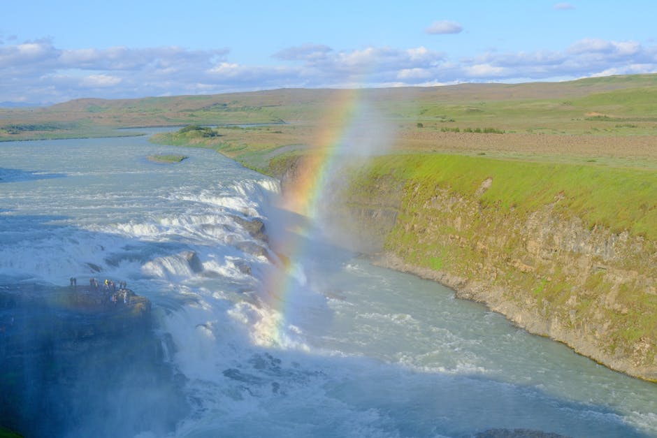 Gullfoss mit doppeltem Wasserfall, Gischt und Regenbogen