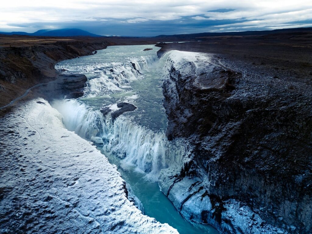 Gullfoss ghiacciata con il canyon e il fiume Hvítá