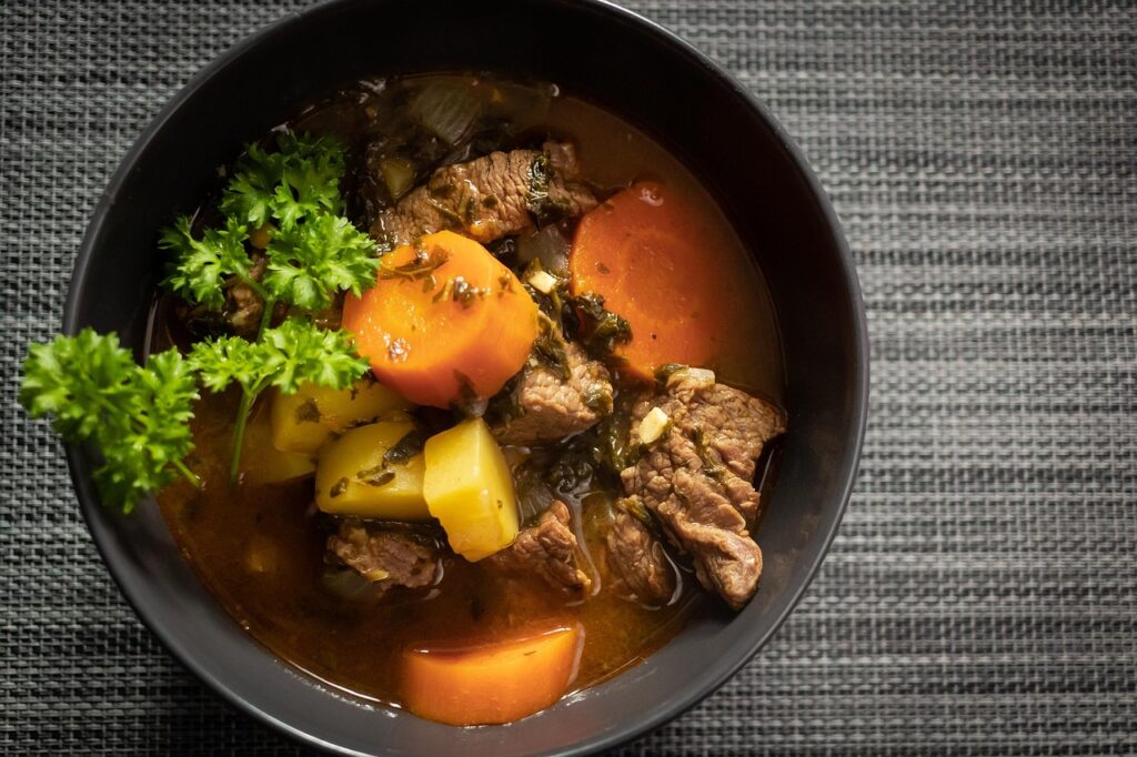 Herzhafte isländische Lamm-Suppe in einer gemütlichen Café-Umgebung in Reykjavík