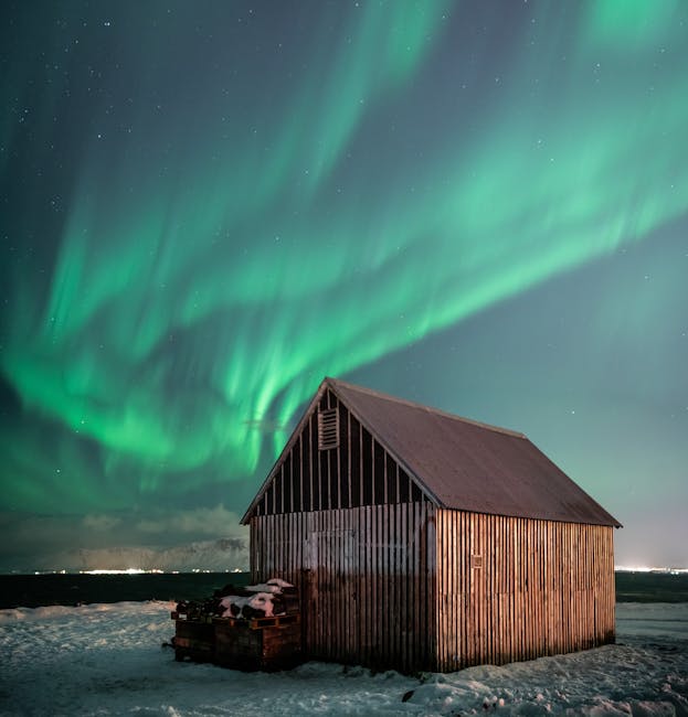 Nordlichter über einem ländlichen Hof mit Schnee