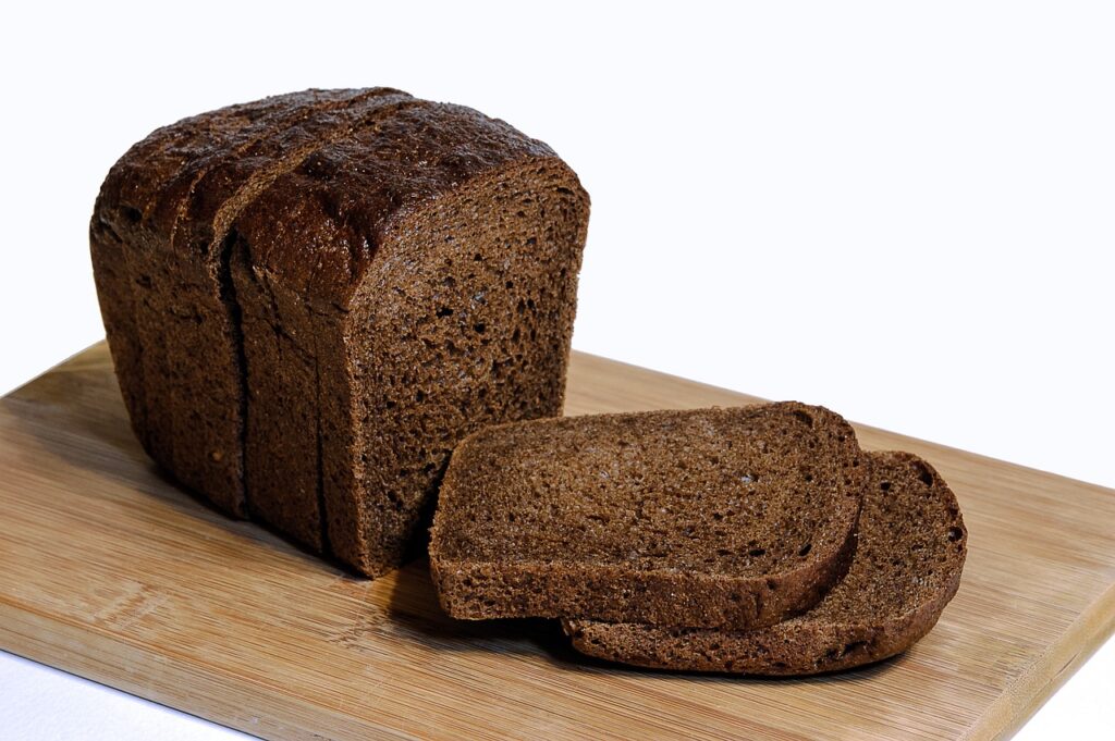 Isländisches Roggenbrot Rúgbrauð in Scheiben auf einem Holzbrett