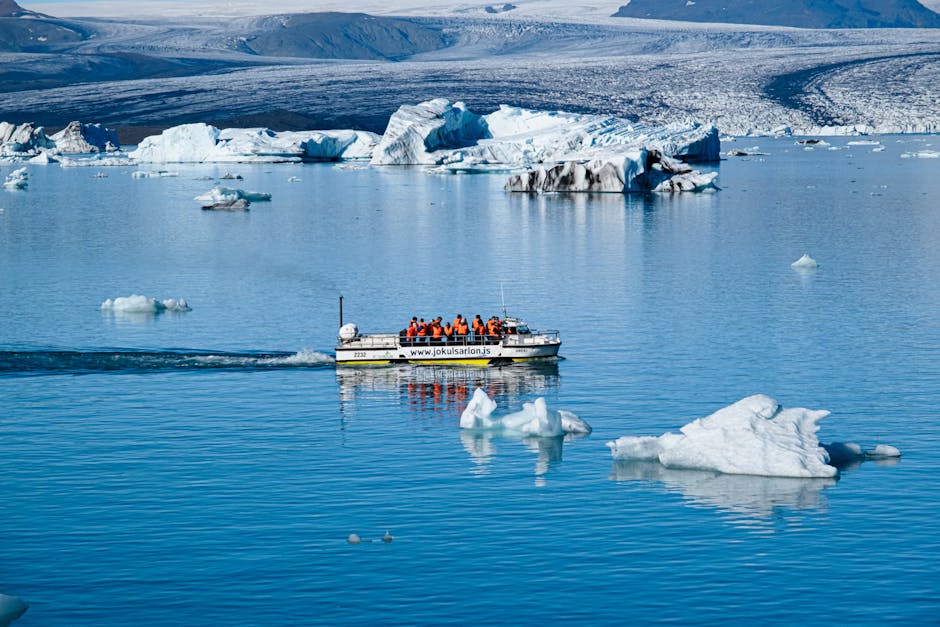 Gletscherlagune Jökulsárlón bei Sonnenuntergang mit Bootstouren
