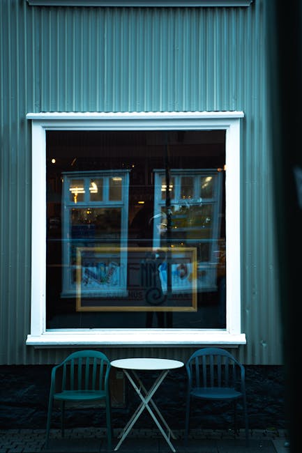 Straße in Reykjavík mit gemütlichem Café-Außensitz bei Dämmerung