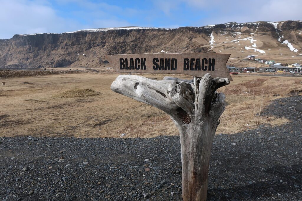 Reynisfjara Strand: schwarze Basaltsäulen und Brandung