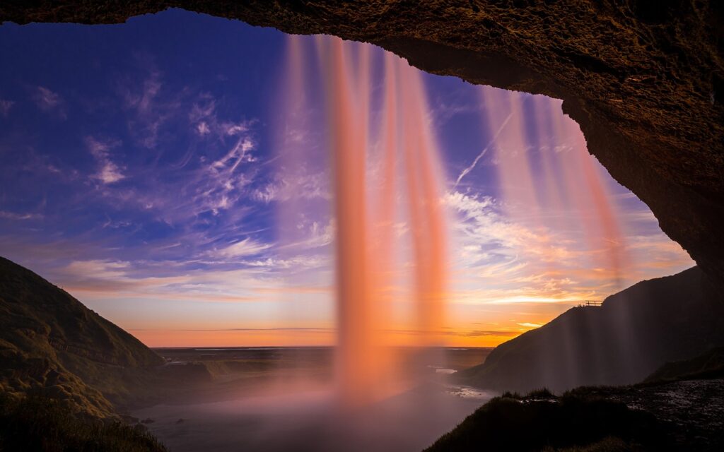 Seljalandsfoss al tramonto, sentiero davanti alla cascata