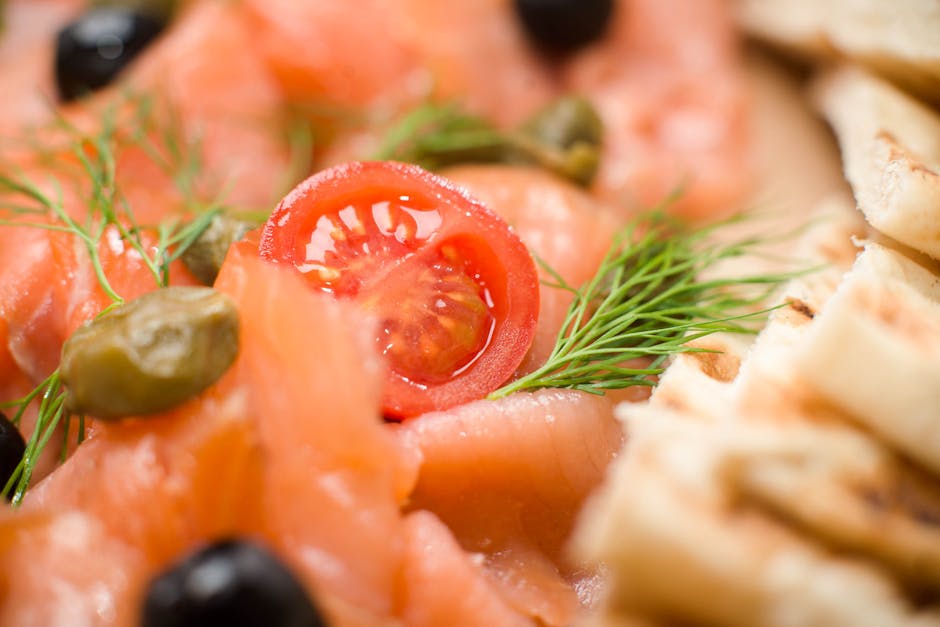 Teller mit geräuchertem Lachs, Roggenbrot und Dill in einem Restaurant in Reykjavík