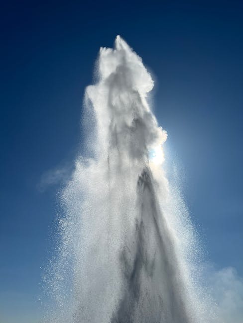 Ausbruch des Strokkur-Geysirs mit Wasserfontäne