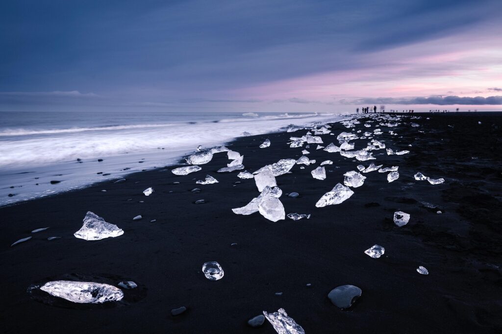 Arktyczny wschód słońca nad islandzką czarną plażą