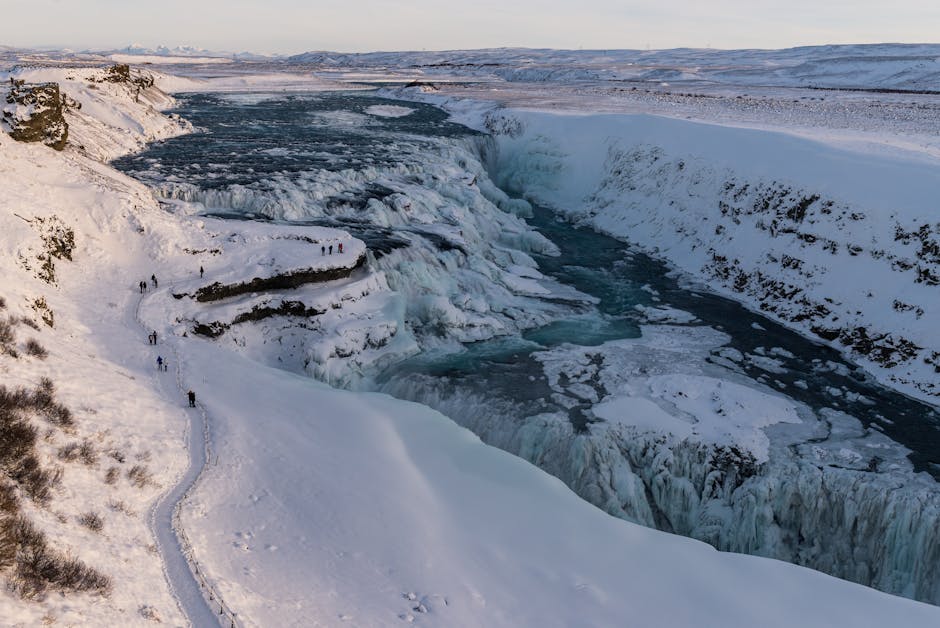Widok z lotu ptaka na wodospad Gullfoss zimą, wąwóz Gullfoss