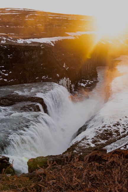 Gullfoss przy złotej godzinie, mgła w kanionie
