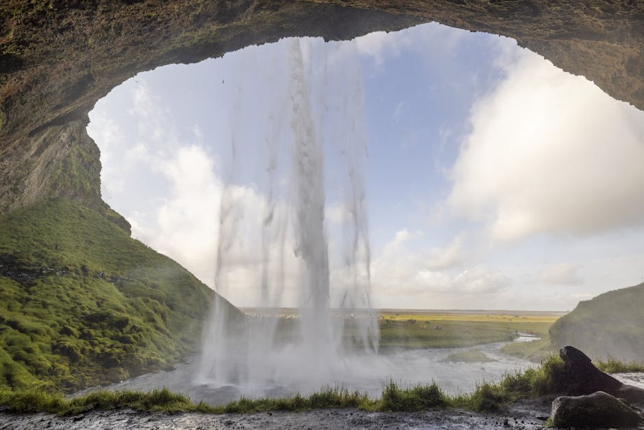Ścieżka za wodospadem Seljalandsfoss