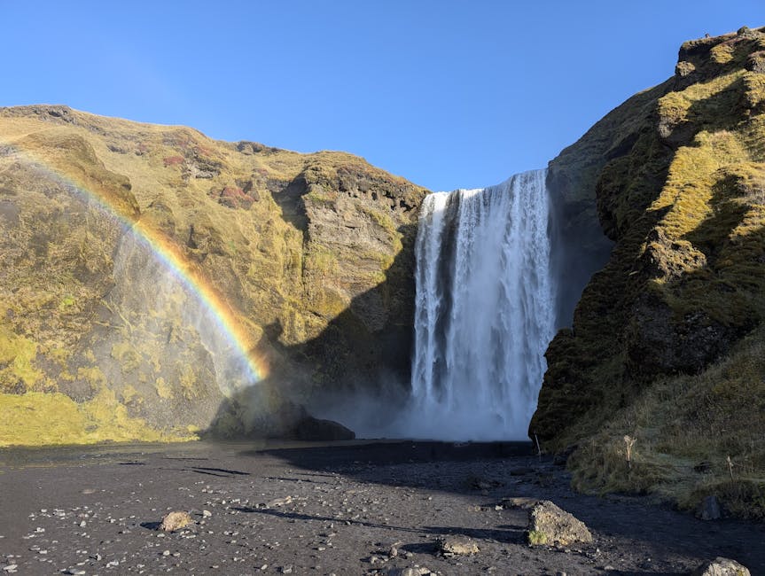Wodospad Skógafoss z tęczą nad ścieżką