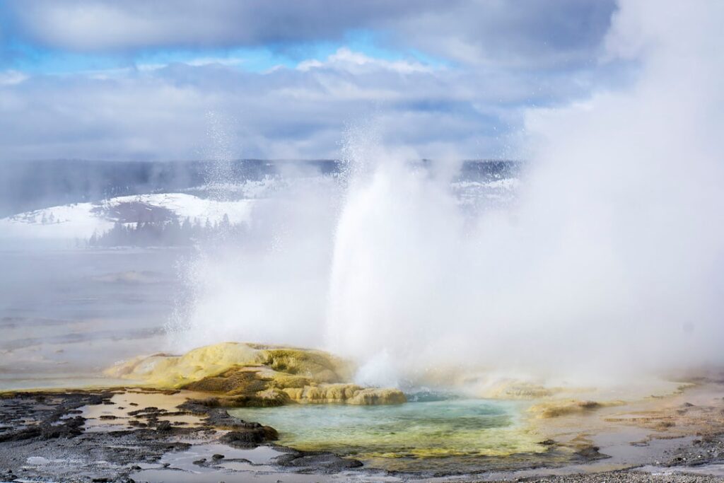 Erupcja gejzeru Strokkur, para nad polem geotermalnym