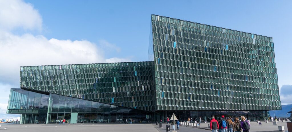Zachód słońca nad portem Reykjavíku z budynkiem Harpa
