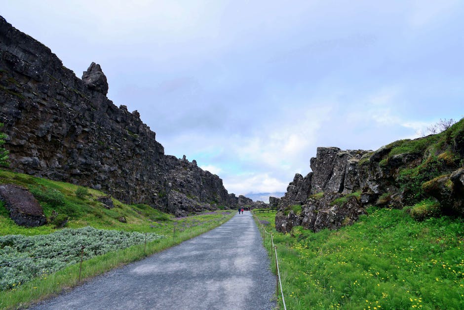 Park narodowy Þingvellir — kładka wzdłuż uskoku tektonicznego