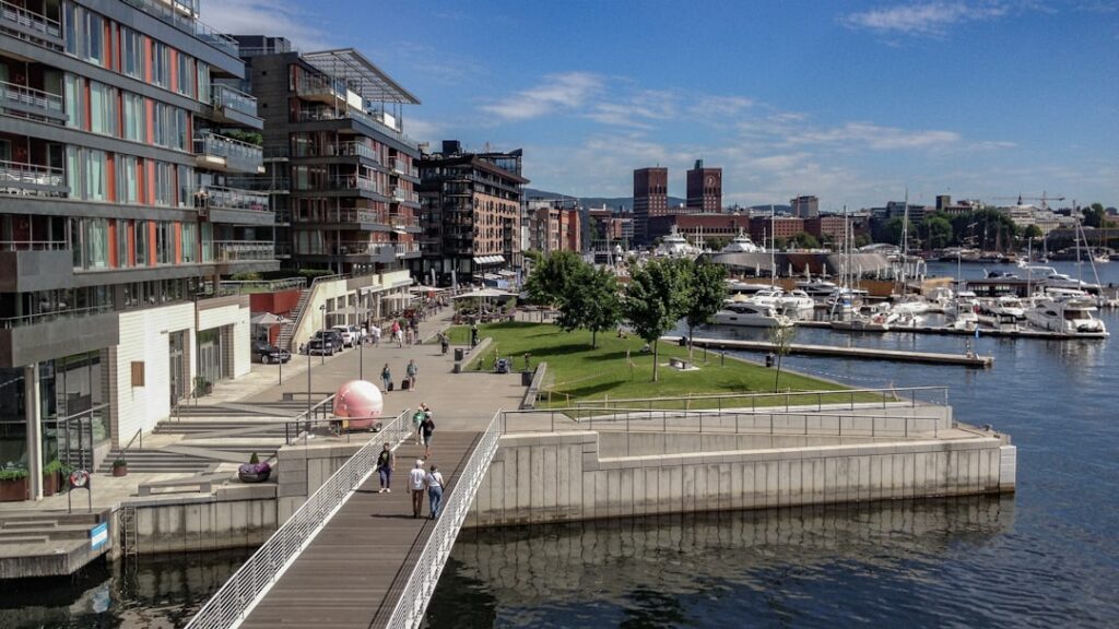Nabrzeże Aker Brygge z restauracjami i spacerowiczami