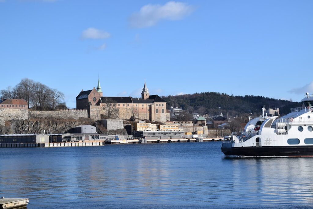 Mury twierdzy Akershus z widokiem na fiord