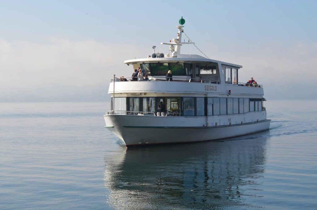 Veerboot naar Bygdøy nadert de kade bij Aker Brygge