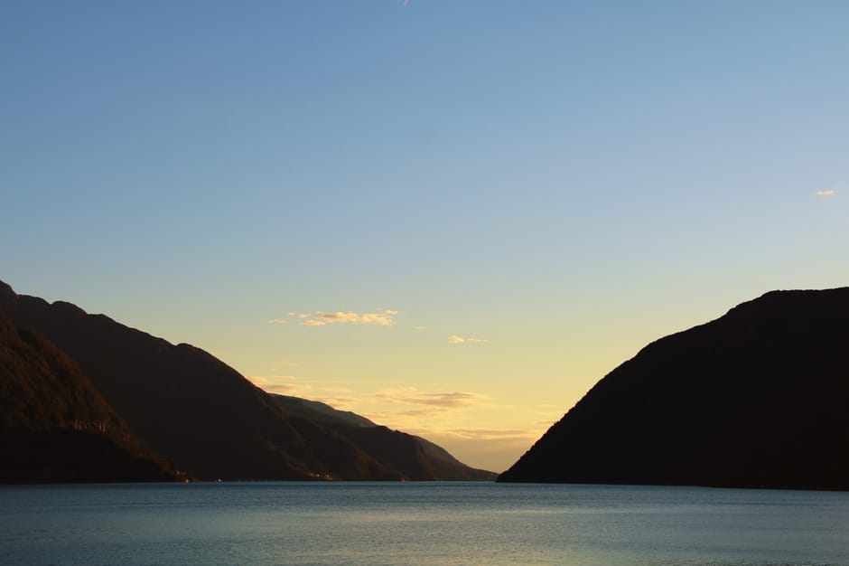 zonsondergang over de fjord