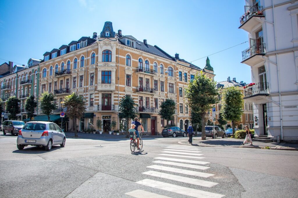 Straßencafé und Radfahrer in Grünerløkka