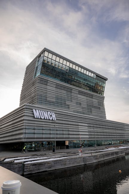 MUNCH-museum exterieur bij zonsondergang