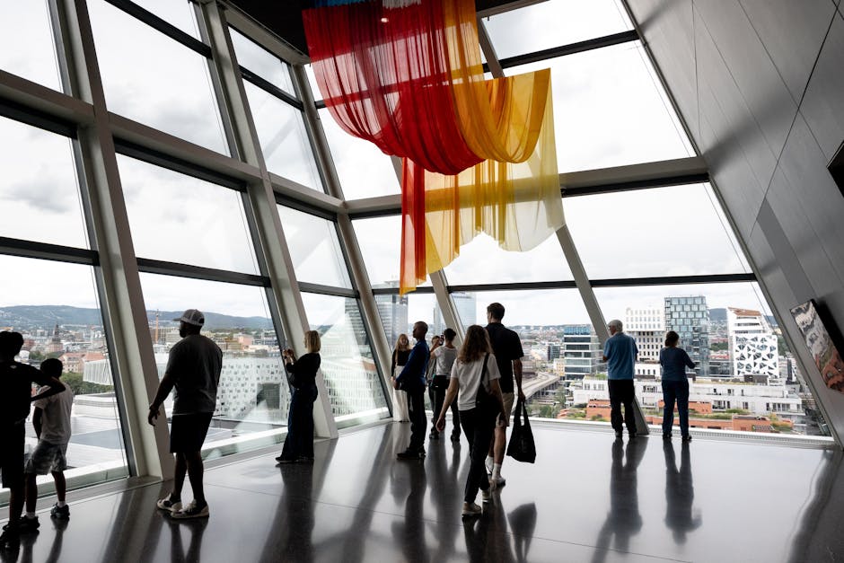 Interieur van het MUNCH-museum met moderne zalen en bezoekers