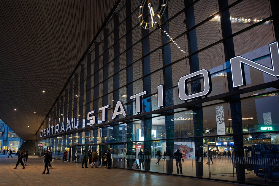 ingang van Oslo Centraal Station met drukte