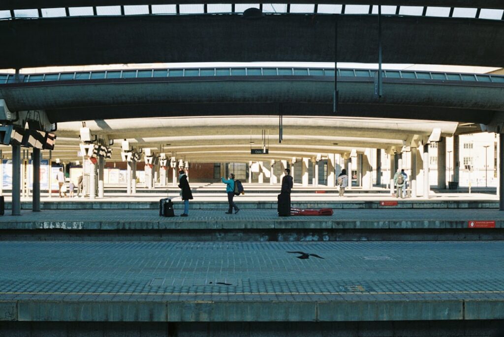 Bahnsteige von Oslo Sentralstasjon am Tag