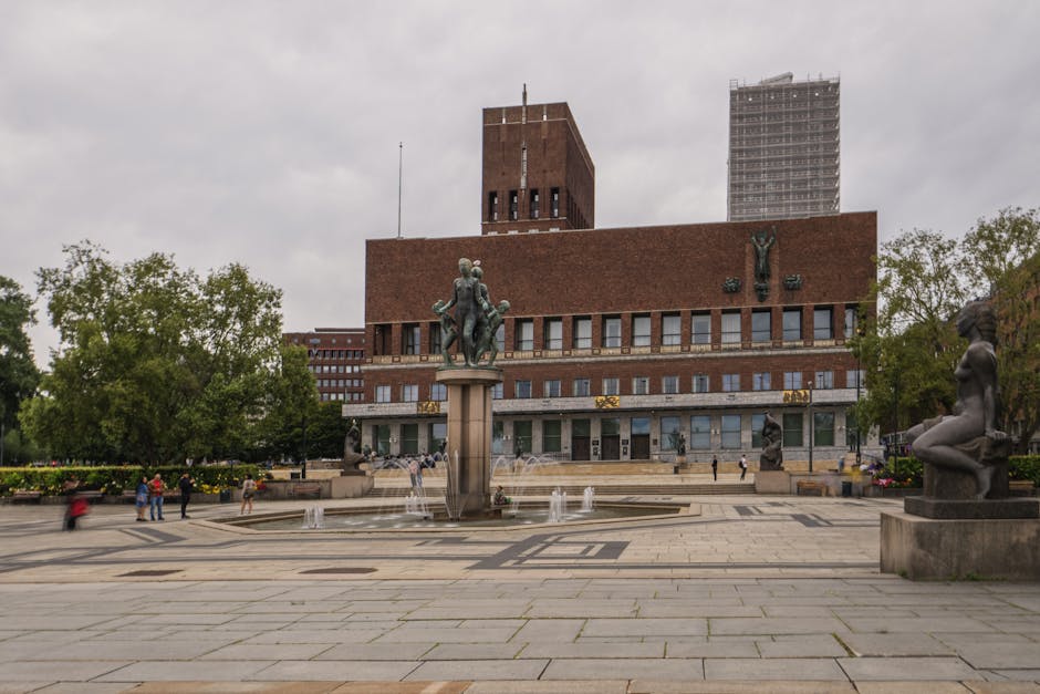 Ratusz w Oslo nad nabrzeżem i plac Rådhusplassen