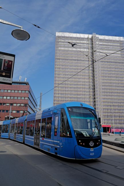 tram bij Aker Brygge met moderne gebouwen en waterkant