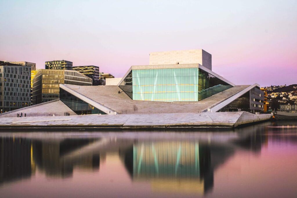 Opernhaus Oslo an der Wasserfront bei Tageslicht
