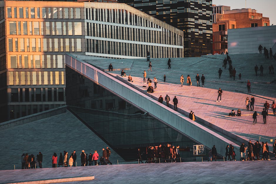Besucher auf dem Dach der Oper bei Sonnenuntergang